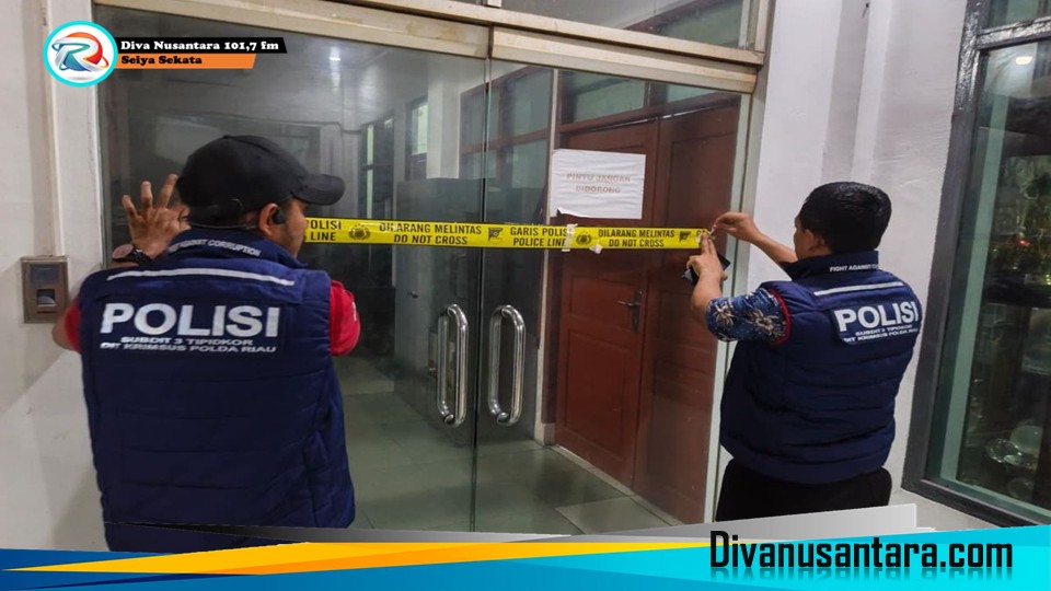 Tim Subdit III Tipikor Ditreskrimsus Polda Riau menggeledah Kantor Dinas PUPR Rokan Hilir